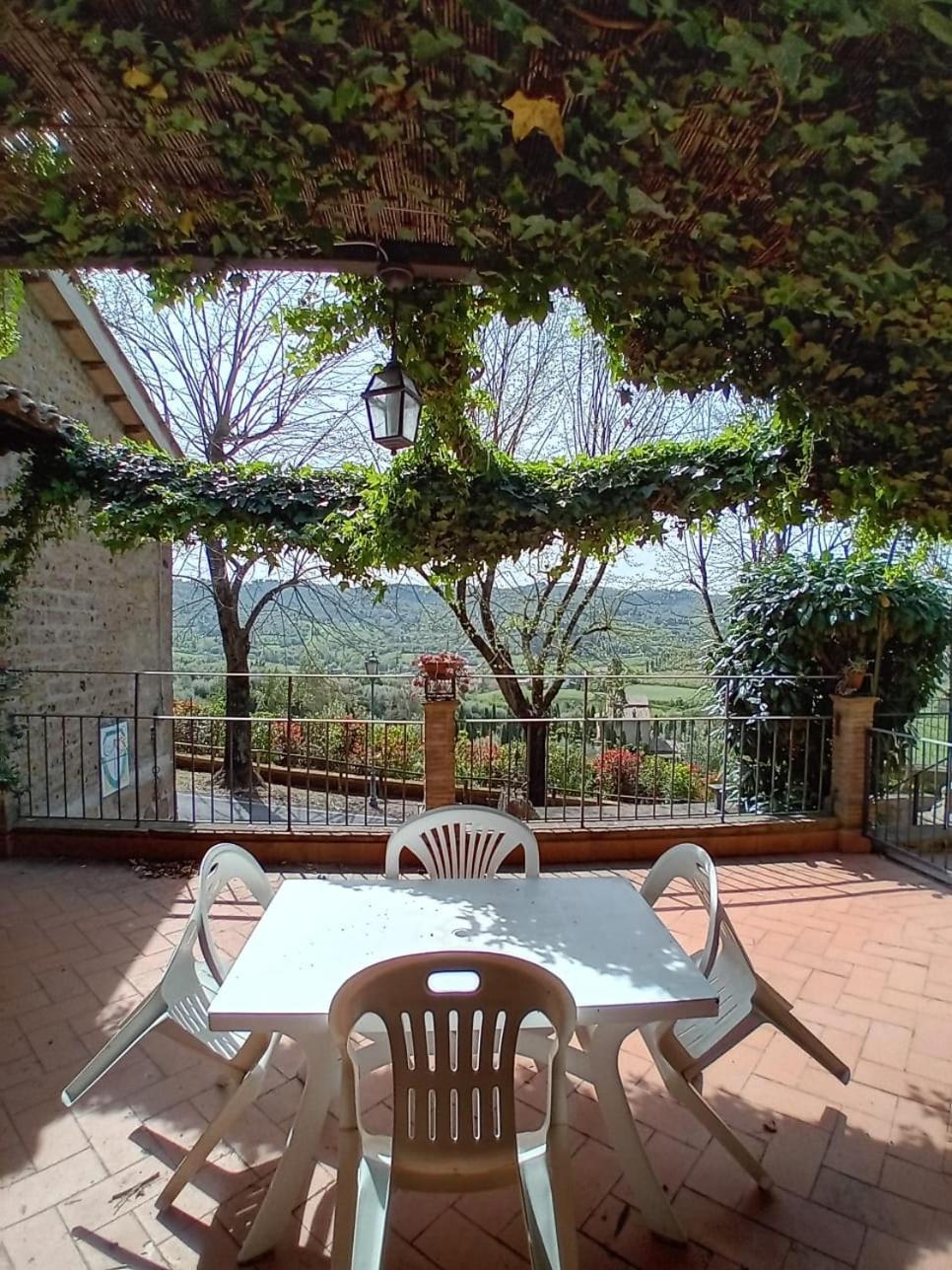 Casa Serafina Trilocale Con Arredi D'Arte E Parcheggio Privato Orvieto Luaran gambar